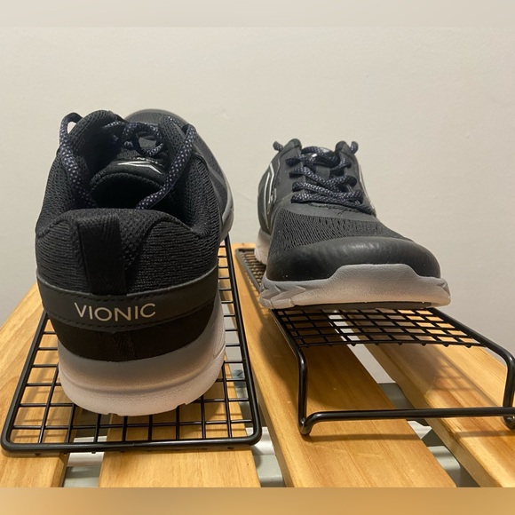 Vionic - Brisk Miles Sneaker - Picture 3 of 4